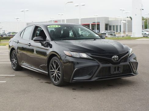 Used 2024 Toyota Camry SE image 2