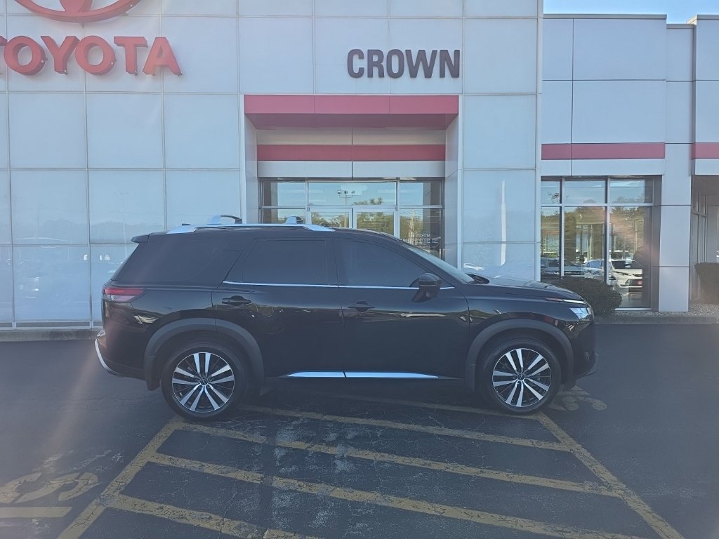 Used 2024 Nissan Pathfinder Platinum AWD/4WD image 2