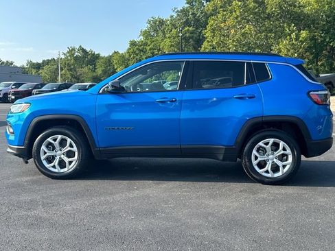 Used 2024 Jeep Compass Latitude AWD/4WD image 2