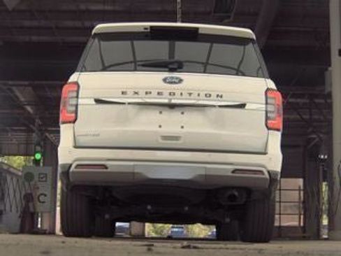 Used 2024 Ford Expedition Limited AWD/4WD image 9