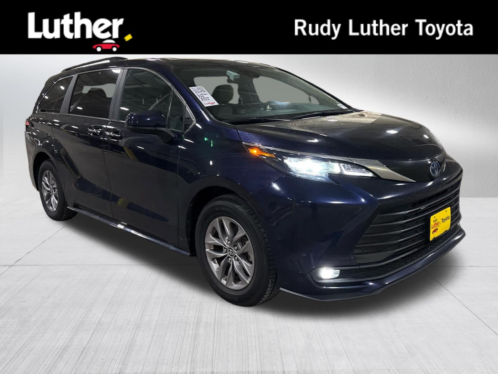 Certified 2025 Toyota Sienna XLE FWD image 1