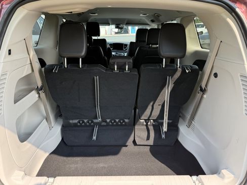 Used 2023 Chrysler Pacifica Touring-L FWD image 17