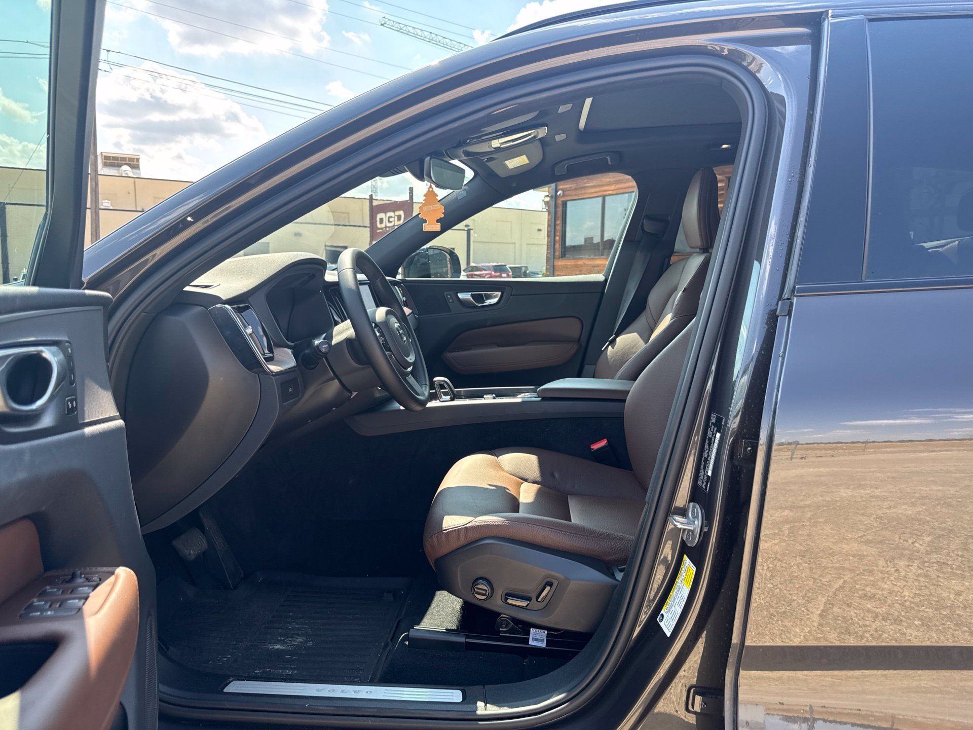 Used 2024 Volvo XC60 B5 Plus w/ Protection Package Premier AWD/4WD image 11
