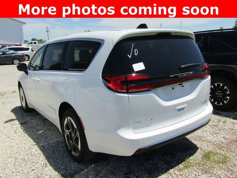 New 2027 Chrysler Pacifica Limited AWD/4WD image 3