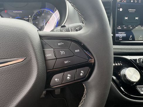 Used 2023 Chrysler Pacifica Touring image 11