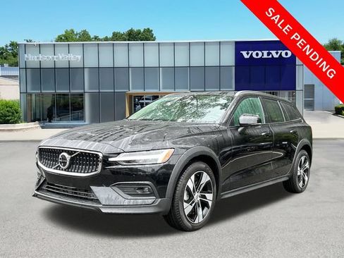 Used 2025 Volvo V60 B5 Cross Country Plus AWD/4WD image 2