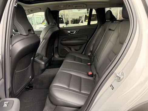 Used 2025 Volvo V60 B5 Cross Country Plus image 28