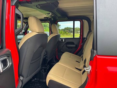 Used 2023 Jeep Gladiator Sport AWD/4WD image 16