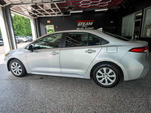 Used 2025 Toyota Corolla LE FWD image 2