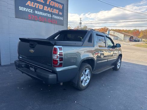 Used 2011 Chevrolet Avalanche LTZ image 8