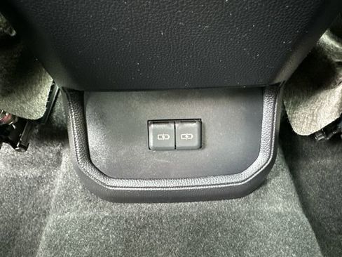 Used 2023 Toyota Highlander XLE AWD/4WD image 19