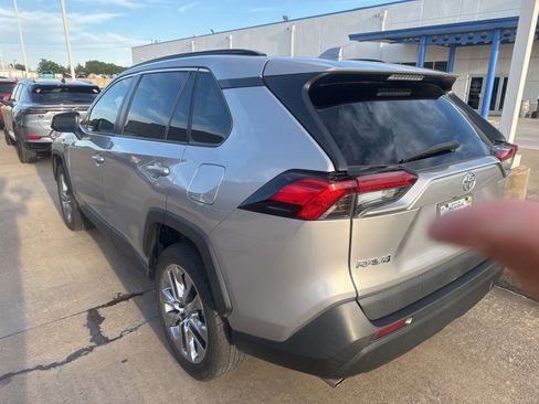 Used 2019 Toyota RAV4 XLE Premium image 3