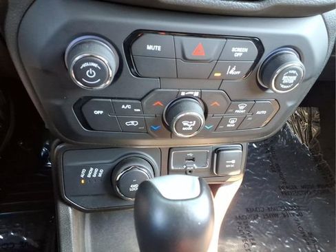 Used 2023 Jeep Renegade Latitude AWD/4WD image 33