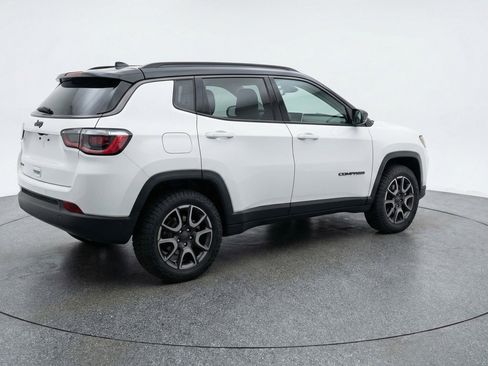 Used 2025 Jeep Compass Trailhawk AWD/4WD image 9