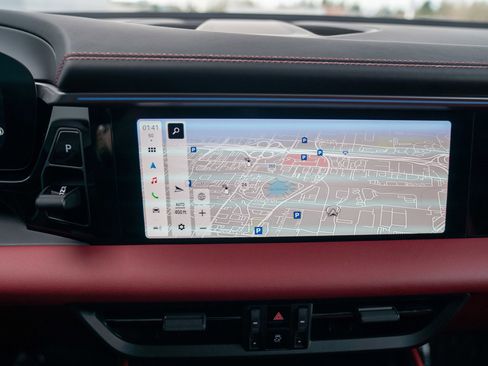 Certified 2025 Porsche Macan Electric image 17