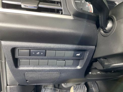 Used 2024 Mitsubishi Outlander SE image 12