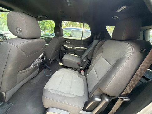 Used 2023 Chevrolet Traverse LT FWD image 17