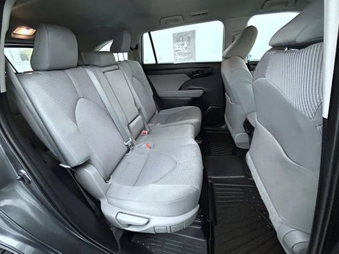 Used 2022 Toyota Highlander L FWD image 18