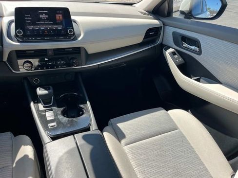 Used 2023 Nissan Rogue SV image 4