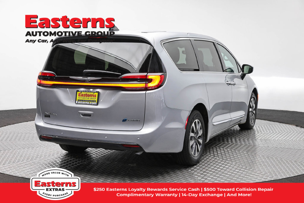 Used 2023 Chrysler Pacifica Limited FWD image 6