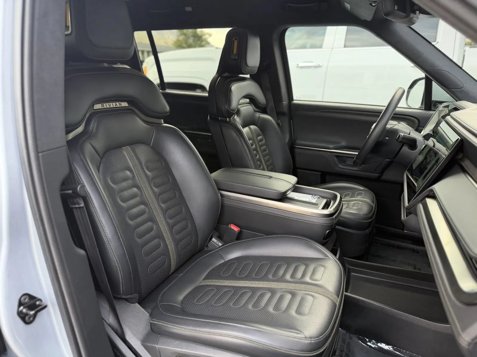Used 2025 Rivian R1S Adventure Dual AWD/4WD image 22