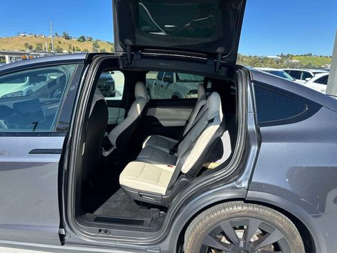 Used 2023 Tesla Model X image 9