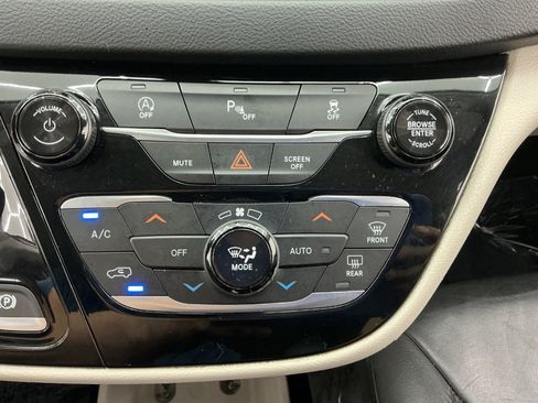 Used 2020 Chrysler Pacifica Touring-L FWD image 34