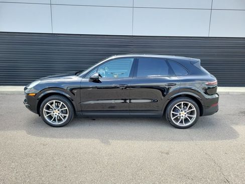 Certified 2023 Porsche Cayenne Platinum Edition image 2