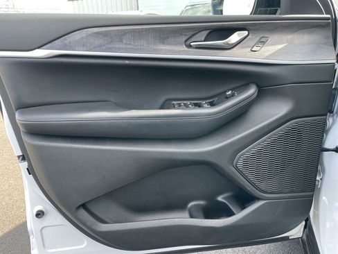 Certified 2023 Jeep Grand Cherokee Limited image 37