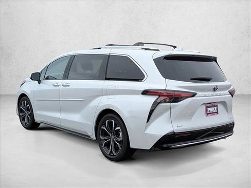 Used 2025 Toyota Sienna Platinum image 7