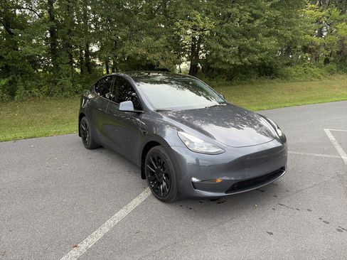 Used 2024 Tesla Model Y Long Range AWD/4WD image 3