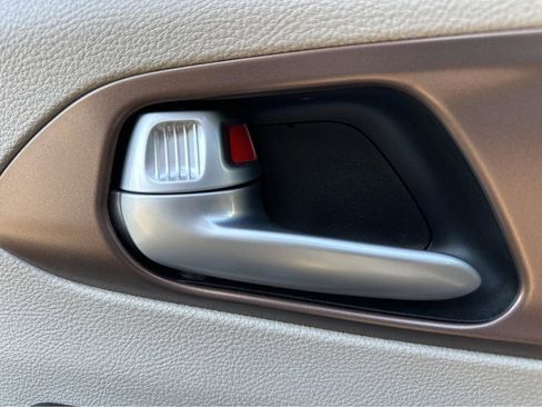 Used 2017 Chrysler Pacifica Touring-L image 35