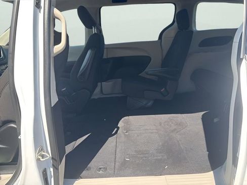 Used 2022 Chrysler Voyager LX FWD image 27