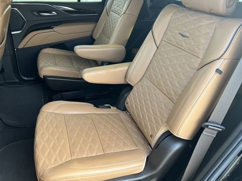 Used 2021 Cadillac Escalade Premium Luxury image 31