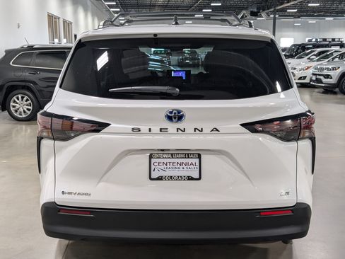Used 2025 Toyota Sienna LE AWD/4WD image 4