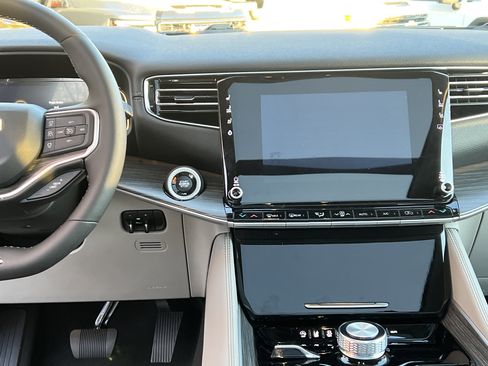 Used 2024 Jeep Wagoneer Series II w/ Premium Group I image 30