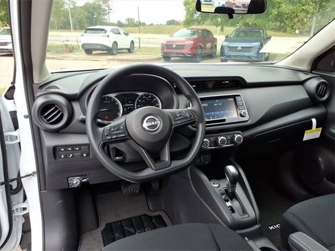New 2025 Nissan Kicks Play S image 9