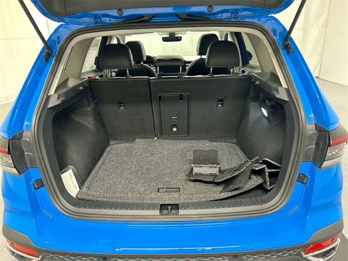 Certified 2025 Volkswagen Taos SEL image 4