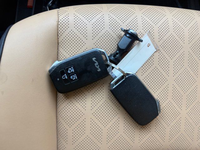 Used 2024 Kia Carnival EX FWD image 18