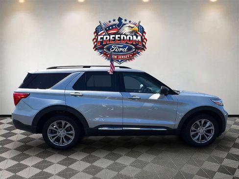 Used 2023 Ford Explorer XLT w/ Equipment Group 202A AWD/4WD image 4