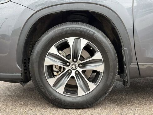 Used 2023 Toyota Highlander XLE FWD image 12