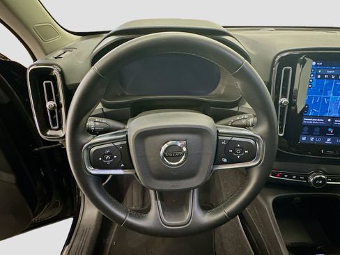 Used 2025 Volvo XC40 B5 Plus image 18