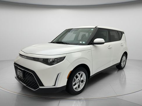 Used 2025 Kia Soul LX w/ LX Technology Package FWD image 3