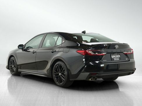 Used 2025 Toyota Camry SE image 3