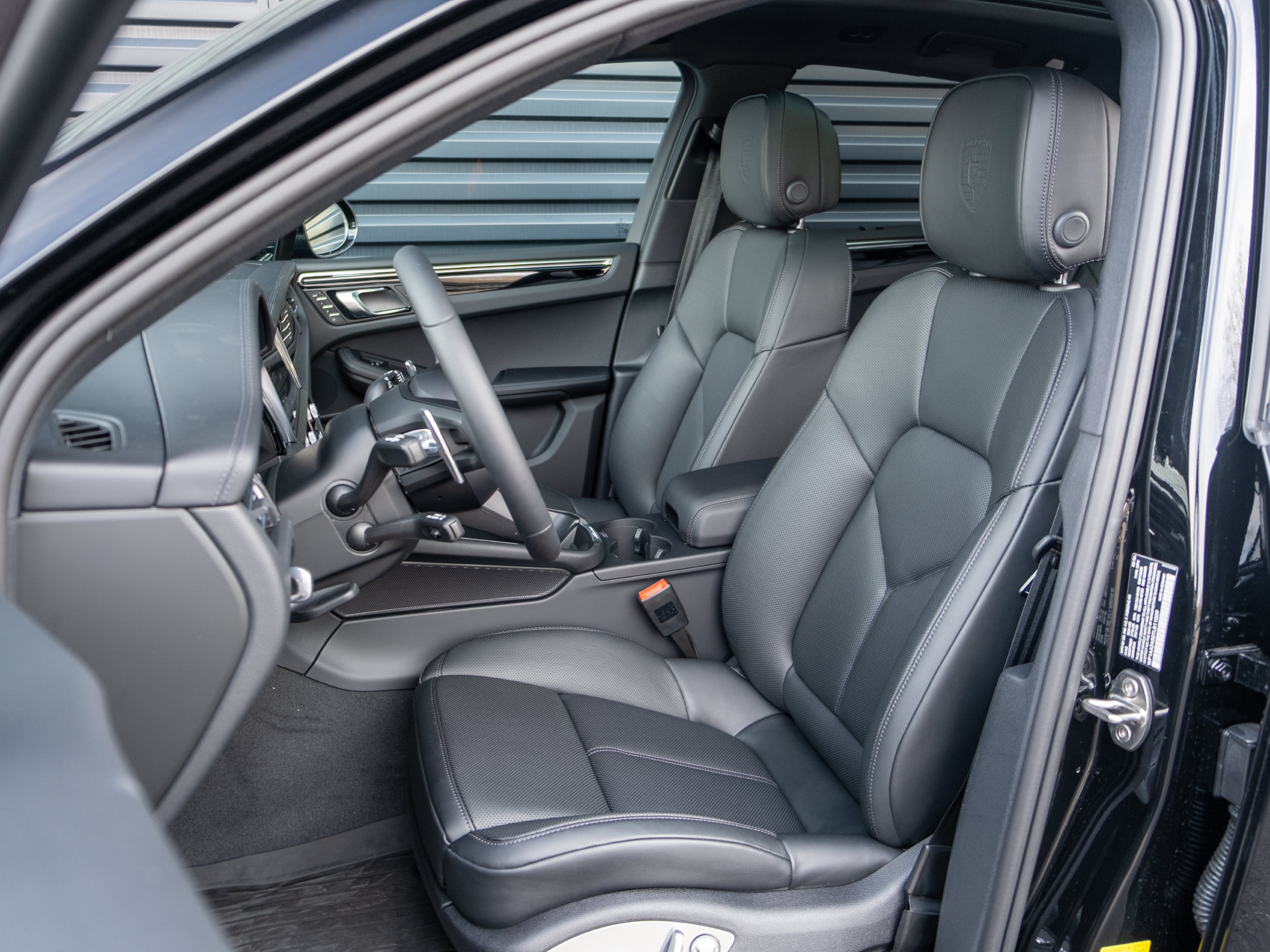 Certified 2026 Porsche Macan AWD/4WD image 5