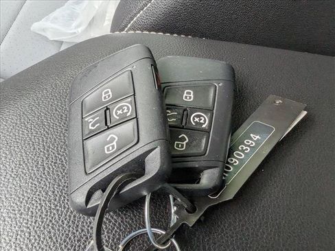 Certified 2025 Volkswagen Jetta SE FWD image 38