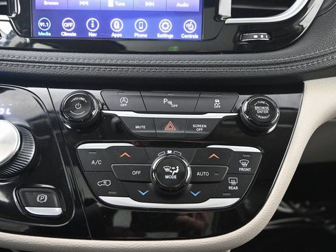 Used 2020 Chrysler Pacifica Limited image 30