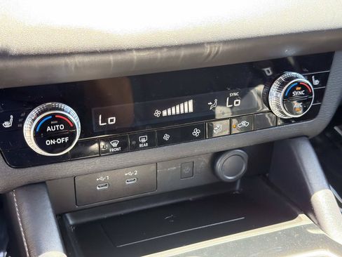 Used 2025 Mitsubishi Outlander SE FWD image 23