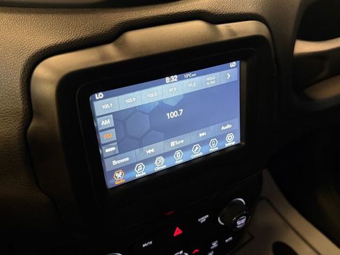 Used 2018 Jeep Renegade Latitude w/ Cold Weather Group image 13