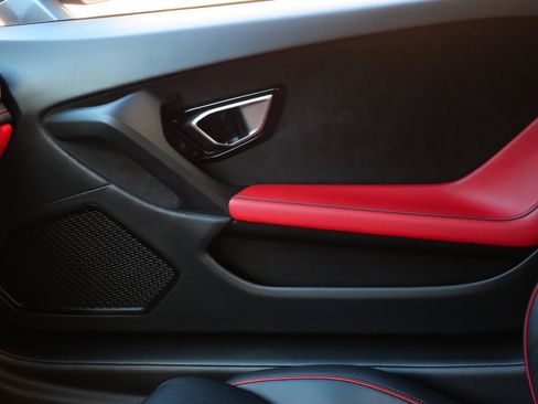 Used 2021 Lamborghini Huracan EVO image 14